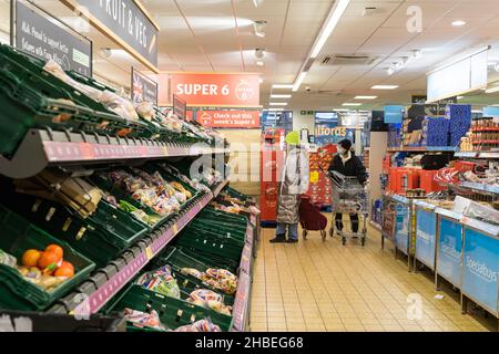 Einkäufer, die im ALDI Supermarkt London England nach Weihnachtsfestprodukten einkaufen Stockfoto