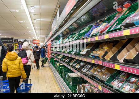 Einkäufer, die im ALDI Supermarkt London England nach Weihnachtsfestprodukten einkaufen Stockfoto