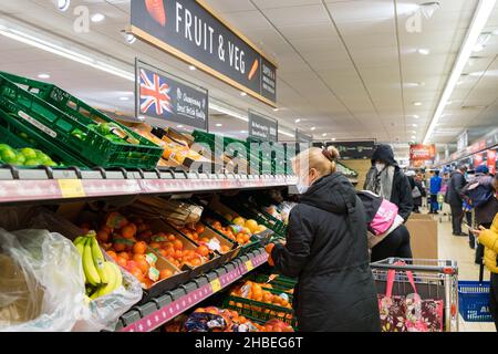 Einkäufer, die im ALDI Supermarkt London England nach Weihnachtsfestprodukten einkaufen Stockfoto