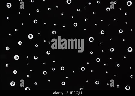 Wackelige Augen Kunststoff-Spielzeug auf schwarzem Hintergrund Stockfoto