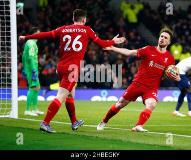 London, Großbritannien. 19th Dez 2021. LONDON, England - 19. DEZEMBER: Liverpools Diogo Jota schießt seine Spielseiten beim Ausgleich des Tores, um während der Premier League zwischen Tottenham Hotspur und Liverpool im Tottenham Hotspur Stadium, London, England, am 19th. Dezember 2021 das Tor 1-1 zu erreichen.Quelle: Action Foto Sport/Alamy Live News Stockfoto