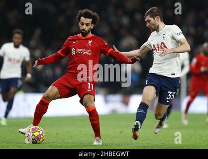 London, England, 19th. Dezember 2021. Mohamed Salah von Liverpool und Ben Davies von Tottenham Hotspur fordern den Ball während des Spiels der Premier League im Tottenham Hotspur Stadium, London. Bildnachweis sollte lauten: Paul Terry / Sportimage Stockfoto