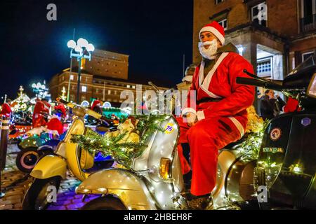 Kiel, Deutschland. 19th Dez 2021. Kai Strohmeyer sitzt auf seiner Vespa als Weihnachtsmann gekleidet nach einer Vorweihnachtsreise durch Kiel. Der 'Vespa Club Kiel' existiert seit 70 Jahren und ist damit einer der ältesten in Deutschland. Quelle: Frank Molter/dpa/Alamy Live News Stockfoto