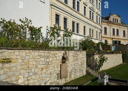 Litomerice, Tschechische Republik - 9. September 2021 - die Außenmauer von José Rizal am Nachmittag Stockfoto