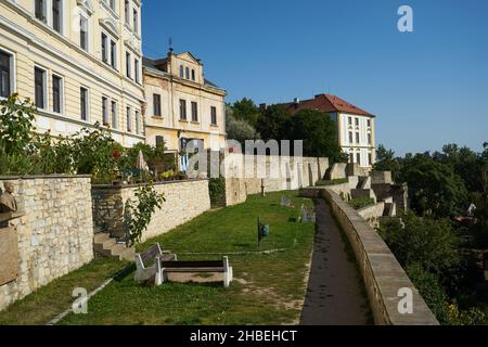 Litomerice, Tschechische Republik - 9. September 2021 - die Außenmauer von José Rizal am Nachmittag Stockfoto