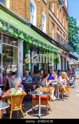 Im Sommer können Gäste im The Bridge Cafe, East Molesey, Großbritannien, im Five unter freiem Himmel speisen Stockfoto