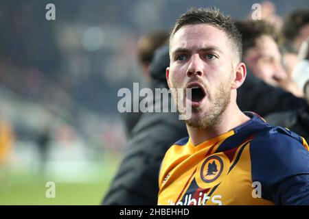 Bergamo, Italien. 18th Dez 2021. Jordan Veretout von AS Roma feiert am Ende der Serie Ein Spiel zwischen Atalanta BC und AS Roma im Gewiss-Stadion am 18. Dezember 2021 in Bergamo, Italien. Quelle: Marco Canoniero/Alamy Live News Stockfoto