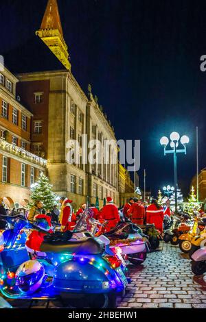 Kiel, Deutschland. 19th Dez 2021. Weihnachtlich geschmückte Vespa-Roller stehen nach einer Tour in der Kieler Innenstadt. Der 'Vespa Club Kiel' existiert seit 70 Jahren und ist damit einer der ältesten in Deutschland. Quelle: Frank Molter/dpa/Alamy Live News Stockfoto