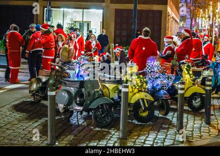 Kiel, Deutschland. 19th Dez 2021. Weihnachtlich geschmückte Vespa-Roller stehen nach einer Tour in der Kieler Innenstadt. Der 'Vespa Club Kiel' existiert seit 70 Jahren und ist damit einer der ältesten in Deutschland. Quelle: Frank Molter/dpa/Alamy Live News Stockfoto