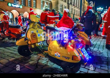 Kiel, Deutschland. 19th Dez 2021. Weihnachtlich geschmückte Vespa-Roller stehen nach einer Tour in der Kieler Innenstadt. Der 'Vespa Club Kiel' existiert seit 70 Jahren und ist damit einer der ältesten in Deutschland. Quelle: Frank Molter/dpa/Alamy Live News Stockfoto