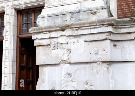 Einschusslöcher und Schäden an der Fassade des Victoria & Albert Museums aus dem Zweiten Weltkrieg, London, Großbritannien Stockfoto