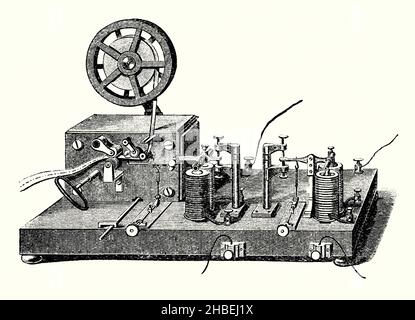 Ein alter Stich von Morse Recording Telegraph aus dem Jahr 1830s. Es stammt aus einem viktorianischen Buch der 1890s über Entdeckungen und Erfindungen während des 1800s. Der Amerikaner Samuel Morse (1791–1872) entwickelte und patentierte 1837 unabhängig voneinander einen elektrischen Telegrafen. Morses Assistent Alfred Vail entwickelte ein Instrument, das Register für die Aufzeichnung der empfangenen Nachrichten genannt wurde. Es prägte Punkte und Striche auf einem sich bewegenden Papierband mit einem Stift (Mitte links), der von einem Elektromagneten bedient wurde. Das Band wird von einer Spule durch einen Uhrwerksmotor (links) zugeführt. Stockfoto