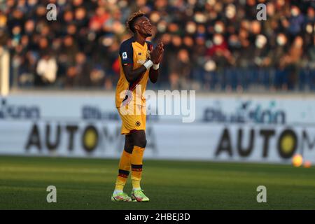 Bergamo, Italien. 18th Dez 2021. Tammy Abraham von AS Roma zeigt während des Serie-A-Spiels zwischen Atalanta BC und AS Roma im Gebiss-Stadion am 18. Dezember 2021 in Bergamo, Italien. Quelle: Marco Canoniero/Alamy Live News Stockfoto