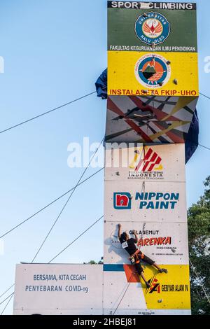 Kendari, Indonesien. 18th Dez 2021. Amin Wijaya (29), ein Kletterer, wird während des Kletterwettbewerbs in Aktion gesehen.der letzte Tag des Sportkletterwettbewerbs, der von der Fakultät für Lehrerbildung der Halu Oleo Universität durchgeführt wurde, fand im EX MTQ Kendari statt. Diese Aktivität wurde von der Installation (Human Lovers of the Universe) Fakultät für Bildung und Lehrerausbildung an der Halu Oleo University initiiert. Kredit: SOPA Images Limited/Alamy Live Nachrichten Stockfoto