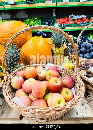 Obstmarkt mit verschiedenen bunten frischen Obst und Gemüse Stockfoto