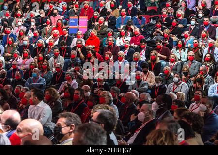 Die Audienz auf dem Kongress der PSC (Sozialistische Partei Kataloniens) Pedro Sanchez, Präsident der spanischen Regierung, schließt den außerordentlichen Kongress "Governar Catalunya, som-hi" (regiert Katalonien, hier sind wir) seiner Partei, PSC (Sozialistische Partei Kataloniens) In Katalonien zur Ratifizierung des sozialistischen Führers im katalanischen Parlament, Salvador Illa, als erster Parteisekretär, mit dem sich die PSC als Alternative zur Regierung der katalanischen Generalitat etablieren will. Der Kongress, der im Internationalen Barcelona Kongresszentrum stattfand, wurde ebenfalls veranstaltet Stockfoto