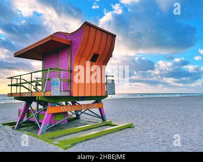 15th Street Lifeguard Tower am Miami Beach bei Sonnenaufgang, Florida, USA Stockfoto