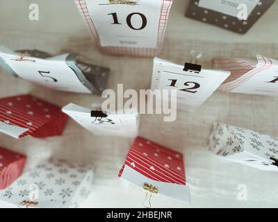 Overhead-Ansicht von Geschenken für einen Adventskalender Stockfoto