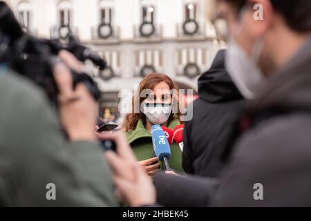 Madrid, Spanien. 19th Dez 2021. Die Sprecherin von Mas Madrid, Monica Garcia, spricht während der Demonstration mit der Presse.Eine Gruppe von Menschen, die Slogans singen, demonstrieren in der Puerta del Sol, im Stadtzentrum von Madrid, und fordern die Rückgabe von Stromdienstverträgen für die Stadtteile und Überwachungstabellen für den Cañada Real. Sie fordern das Ende dieser Situation, da sie seit Oktober 2020 keine Stromdienste mehr haben. Kredit: SOPA Images Limited/Alamy Live Nachrichten Stockfoto