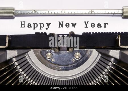 Auf der Vintage-Schreibmaschine wird „Happy New Year“ geschrieben. Feiern für das neue Jahr. Stockfoto