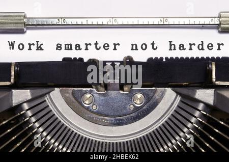 Wörter „Work smarter not Harder“, die auf der Retro-Schreibmaschine geschrieben wurden. Geschäftskonzept. Hintergrund. Stockfoto