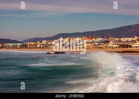 Levante Wind macht Wellen im Meer, Balneario, Tarifa, Cadiz, Andalusien, Spanien Stockfoto