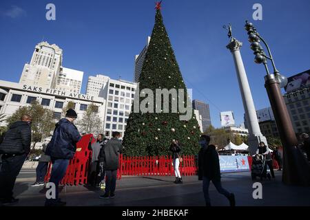 San Francisco, Usa. 18th Dez 2021. Am Union Square in San Francisco wurde Ein Weihnachtsbaum installiert, Touristen und Menschen, die in San Francisco leben, besuchen das Wochenende und die Weihnachtsfeiertage und machen Fotos. Kredit: SOPA Images Limited/Alamy Live Nachrichten Stockfoto