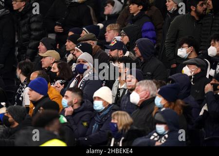 Tottenham Hotspur Fans mit Masken an, während sie die Action während des Premier League Spiels im Tottenham Hotspur Stadium, London, beobachten. Bilddatum: Sonntag, 19. Dezember 2021. Stockfoto