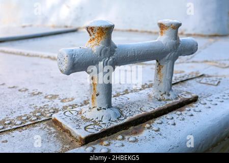 Rostige Metallstacheln am alten Boot Stockfoto