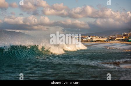 Levante Wind macht Wellen im Meer, Tarifa, Cadiz, Andalusien, Spanien Stockfoto