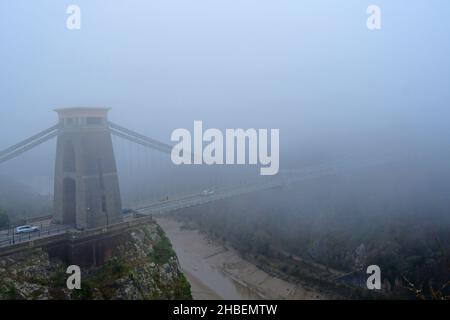 Bristol, Großbritannien. 19th Dez 2021. An einem kalten Tag wird die weltberühmte Clifton Suspension Bridge im eisigen Nebel gesehen, der den ganzen Tag über herumhing. Bildquelle: Robert Timoney/Alamy Live News Stockfoto
