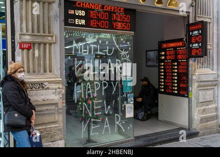 Blick aus den Wechselstuben in den Tagen der Wirtschaftskrise am 19. Dezember 2021 in Taksim, Istanbul, Türkei. Stockfoto