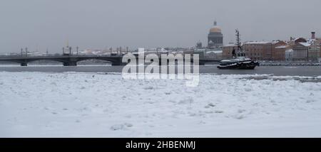 Winterpanorama von St. Petersburg an frostigen Tagen, Isaac Kathedrale und Blagoveshenskiy Brücke im Hintergrund, Dampf über gefrorenen Fluss Neva Stockfoto