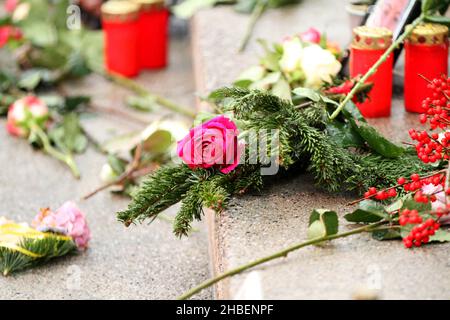 Berlin, Berlin-Charlottenburg, Deutschland. 19th Dez 2021. Berlin: Blumen, Kränze und Kerzen für die Opfer des Breitscheidplatzes. (Bild: © Simone Kuhlmey/Pacific Press via ZUMA Press Wire) Stockfoto