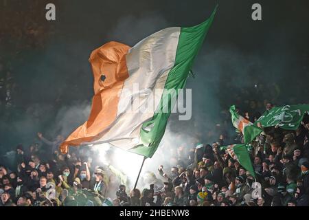 Glasgow, Schottland, 19th. Dezember 2021. Die keltischen Fans feiern während des Premier Sports Cup-Spiels im Hampden Park, Glasgow. Bildnachweis sollte lauten: Neil Hanna / Sportimage Stockfoto