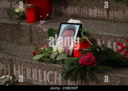 Berlin, Berlin-Charlottenburg, Deutschland. 19th Dez 2021. Berlin: Blumen, Kränze und Kerzen für die Opfer des Breitscheidplatzes. (Bild: © Simone Kuhlmey/Pacific Press via ZUMA Press Wire) Stockfoto