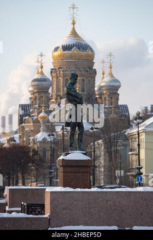 Denkmal für den Seefahrer Kruzenschtern vor dem Dom von Leutnant Schmidt an einem klaren Winterfrosttag, goldene Kuppel und Kirchenkreuz Stockfoto