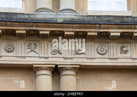 Nahaufnahme eines Steinfrieses in einem georgianischen Stadthaus im Circus, City of Bath, England. Ein UNESCO-Weltkulturerbe. Somerset, England, Großbritannien Stockfoto