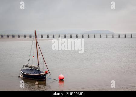 Segelboot 'Siren' und Kent Viadukt, Arnside, Cumbria, England, UK Stockfoto