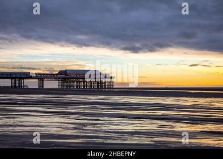 Central Pier at Sunset, Blackpool, Lancashire Stockfoto