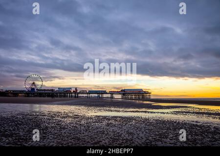 Central Pier at Sunset, Blackpool, Lancashire Stockfoto