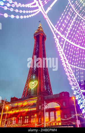 Blackpool Tower durch Illuminations, Blackpool, Lancashire Stockfoto