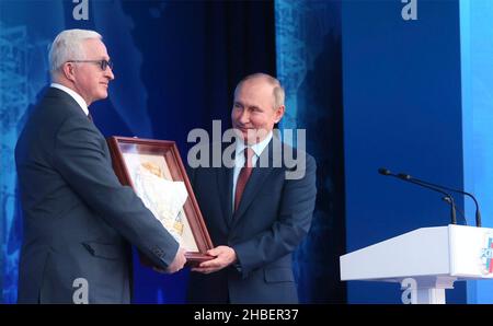 Moskau, Russland. 17. Dezember 2021. Der russische Präsident Wladimir Putin überreicht dem Vorsitzenden der RSPP Alexander Schochin, links, während der Plenarsitzung des Kongresses der Russischen Union der Industriellen und Unternehmer 17 im Staatlichen Kreml-Palast am 2021. Dezember 30th in Moskau, Russland, eine Auszeichnung. Quelle: Mikhail Metzel/Kremlin Pool/Alamy Live News Stockfoto