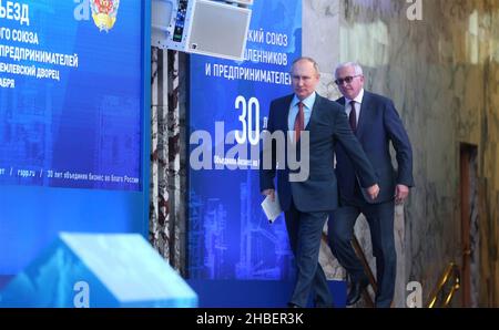 Moskau, Russland. 17. Dezember 2021. Der russische Präsident Wladimir Putin tritt mit dem Vorsitzenden der RSPP Alexander Schochin, rechts, während der Plenarsitzung des Kongresses der Russischen Union der Industriellen und Unternehmer 17 im Staatlichen Kreml-Palast am 2021. Dezember 30th in Moskau, Russland, auf die Bühne. Quelle: Mikhail Metzel/Kremlin Pool/Alamy Live News Stockfoto