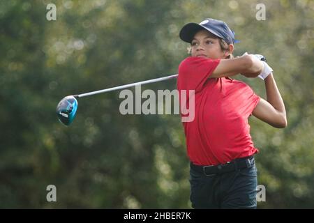 Orlando, Florida, USA. 19th Dez 2021. Charlie Woods schlägt das 8th-Loch während der Endrunde der PNC Championship im Ritz-Carlton Golf Club in Orlando, Florida ab. (Bild: © Debby Wong/ZUMA Press Wire) Stockfoto