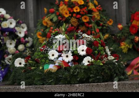 Berlin, Berlin-Charlottenburg, Deutschland. 19th Dez 2021. Berlin: Blumen, Kränze und Kerzen für die Opfer des Breitscheidplatzes. (Bild: © Simone Kuhlmey/Pacific Press via ZUMA Press Wire) Stockfoto