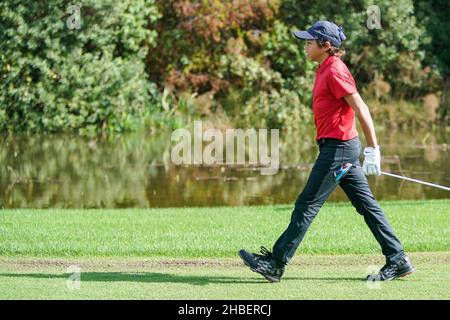 Orlando, Florida, USA. 19th Dez 2021. Charlie Woods geht bei der Endrunde der PNC-Meisterschaft im Ritz-Carlton Golf Club in Orlando, Florida, vom 8th-Abschlag aus. (Bild: © Debby Wong/ZUMA Press Wire) Stockfoto