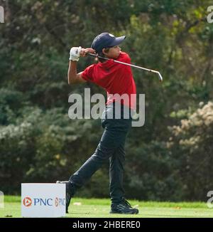 Orlando, Florida, USA. 19th Dez 2021. Charlie Woods schlägt das 8th-Loch während der Endrunde der PNC Championship im Ritz-Carlton Golf Club in Orlando, Florida ab. (Bild: © Debby Wong/ZUMA Press Wire) Stockfoto