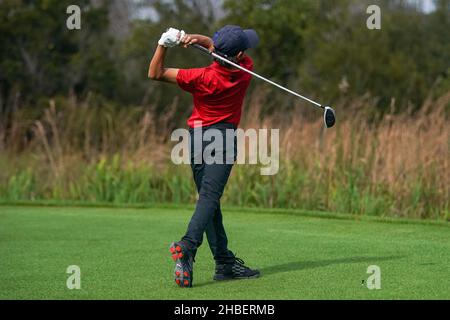 Orlando, Florida, USA. 19th Dez 2021. Charlie Woods schlägt das 9th-Loch während der Endrunde der PNC Championship im Ritz-Carlton Golf Club in Orlando, Florida ab. (Bild: © Debby Wong/ZUMA Press Wire) Stockfoto