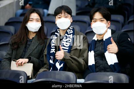 London, Großbritannien. 19th Dez 2021. LONDON, England - DEZEMBER 19: Tottenham Hotspur-Fans mit Masken während der Premier League zwischen Tottenham Hotspur und Liverpool im Tottenham Hotspur-Stadion, London, England am 19th. Dezember 2021 Credit: Action Foto Sport/Alamy Live News Stockfoto